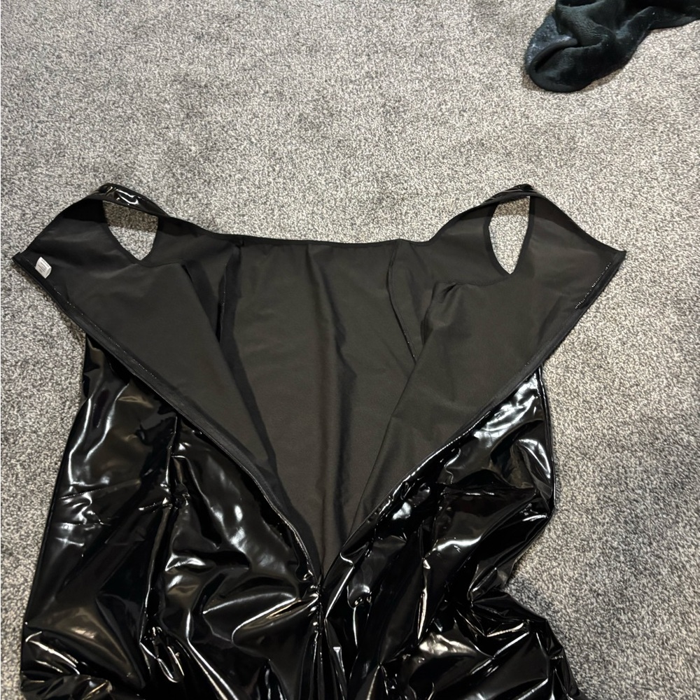 Elegant Black Sleeveless Dress - Picture 3 of 4